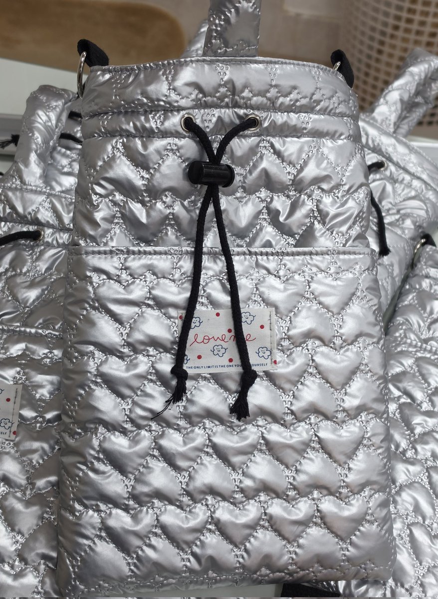 실버색상은 어깨끈만달면 완성이구
이제블랙만 남앗따!ㅋㅋㅋ