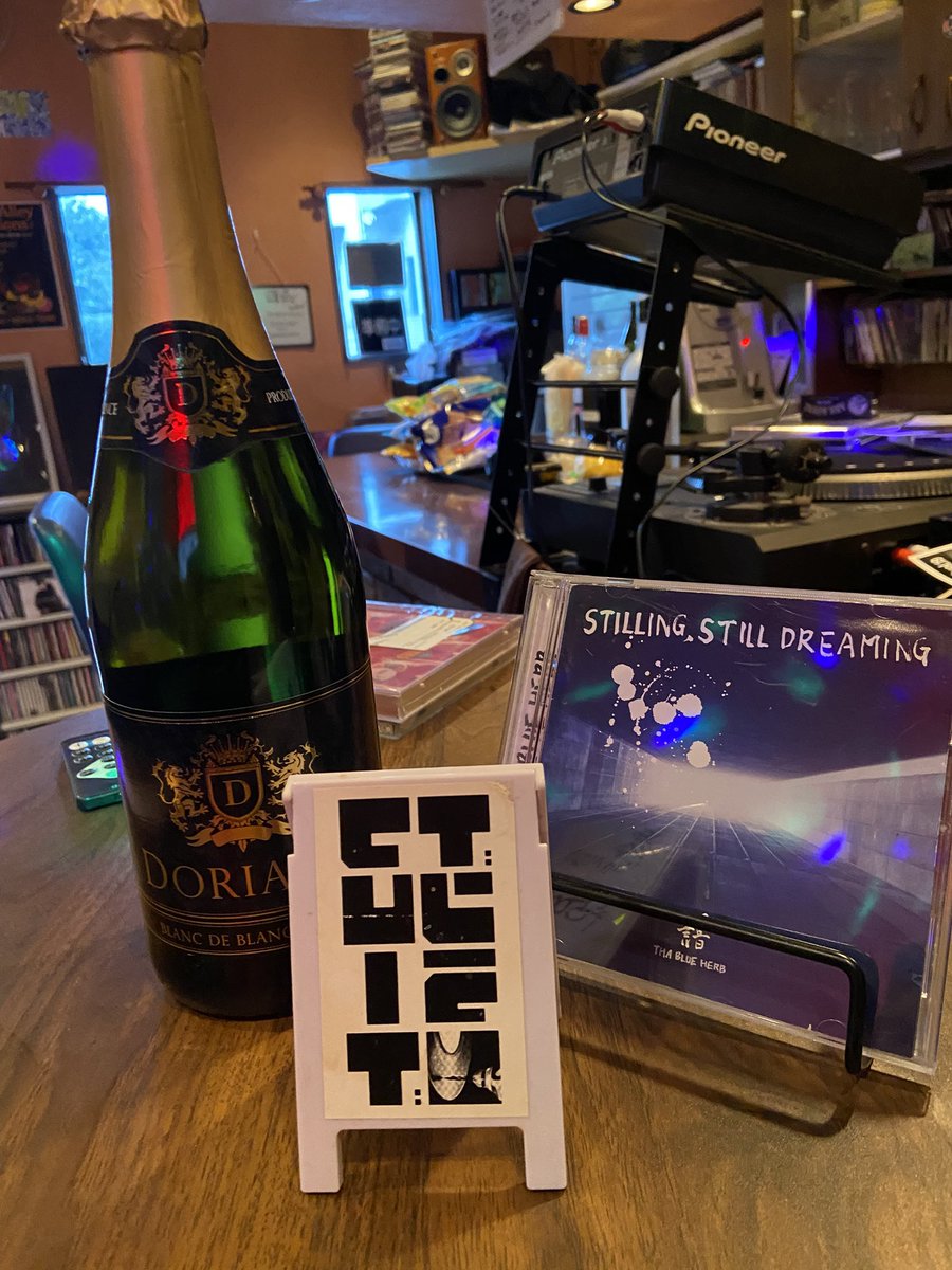 今日のドリル

本日の営業時間17:00〜23:00

今夜の営業は八潮で美容室を営む友人marchin（マーチン）の誕生会です！！

本人によるDJもございますので是非お祝いにいらしてください。

ドリルレコードオープンです。