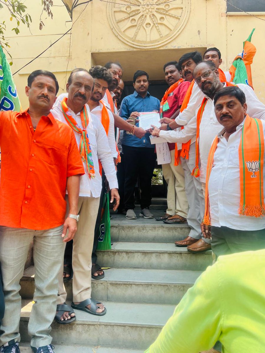 arunbjym07's tweet photo. భారత్ మాతాకీ జై
  రాష్ట్రం లో కాంగ్రెస్ ప్రభుత్వం 6 గ్యారెంటీలు అవలంబించకుండా మొండి వైఖరి వహిస్తున్న కాంగ్రెస్ ప్రభుత్వానికి వ్యతిరేకంగా BJP పార్టీ హైదర్ నగర్ 123 డివిజన్ అధ్యక్షు��ు *అరుణ్* కుమార్ తాసిల్దార్ డిప్యూటీ తాసిల్దార్ వినయ్ కుమార్ గారికి 6 గ్యారంటీలు వెంటనే అమలు చేయాలని https://t.co/IlLGdASTOL
