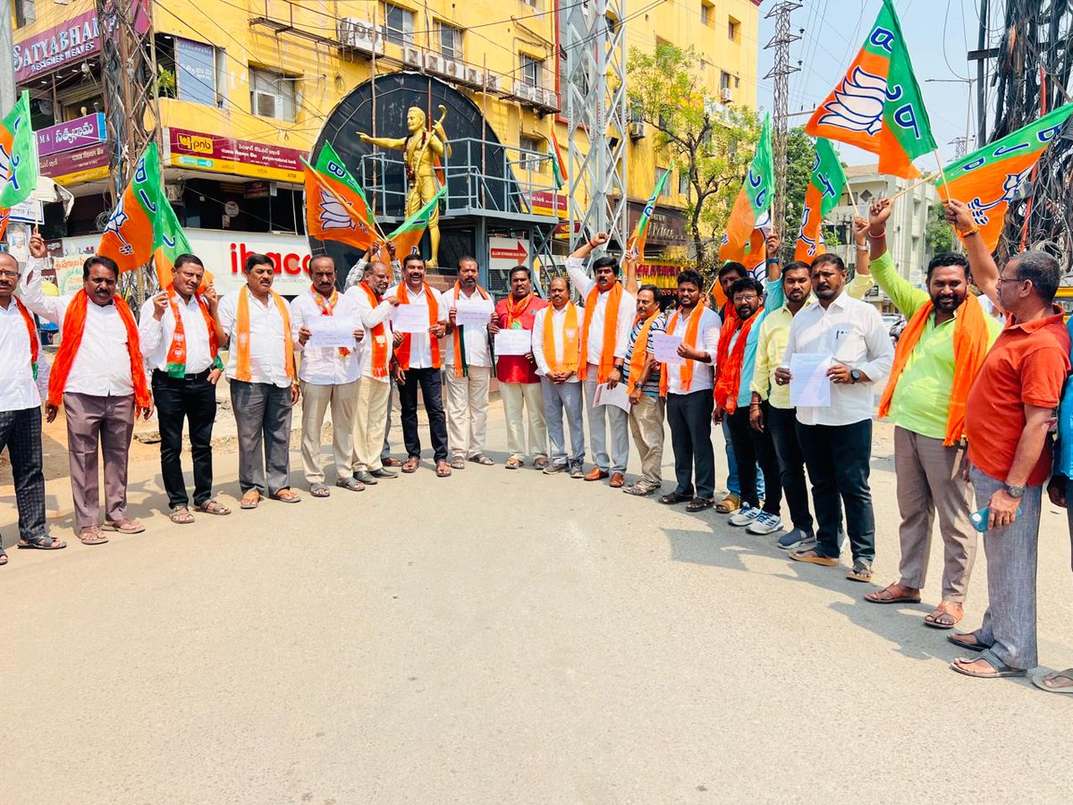 arunbjym07's tweet photo. భారత్ మాతాకీ జై
  రాష్ట్రం లో కాంగ్రెస్ ప్రభుత్వం 6 గ్యారెంటీలు అవలంబించకుండా మొండి వైఖరి వహిస్తున్న కాంగ్రెస్ ప్రభుత్వానికి వ్యతిరేకంగా BJP పార్టీ హైదర్ నగర్ 123 డివిజన్ అధ్యక్షు��ు *అరుణ్* కుమార్ తాసిల్దార్ డిప్యూటీ తాసిల్దార్ వినయ్ కుమార్ గారికి 6 గ్యారంటీలు వెంటనే అమలు చేయాలని https://t.co/IlLGdASTOL