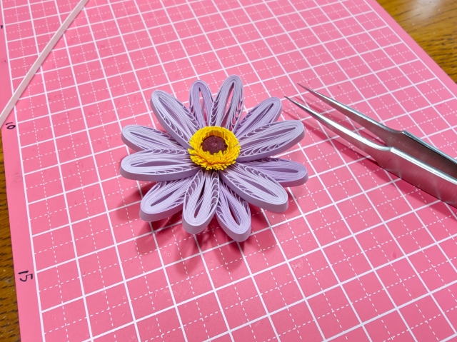 Toshi_Q's tweet photo. ブログを更新しました。大きめの課題の試作です。
blog⇒https://t.co/5rJYD9C1ul 
#QuillingArt #quilling #papercraft #クイリング #ペーパークイリング #ペーパークラフト https://t.co/57eSCfoxfC