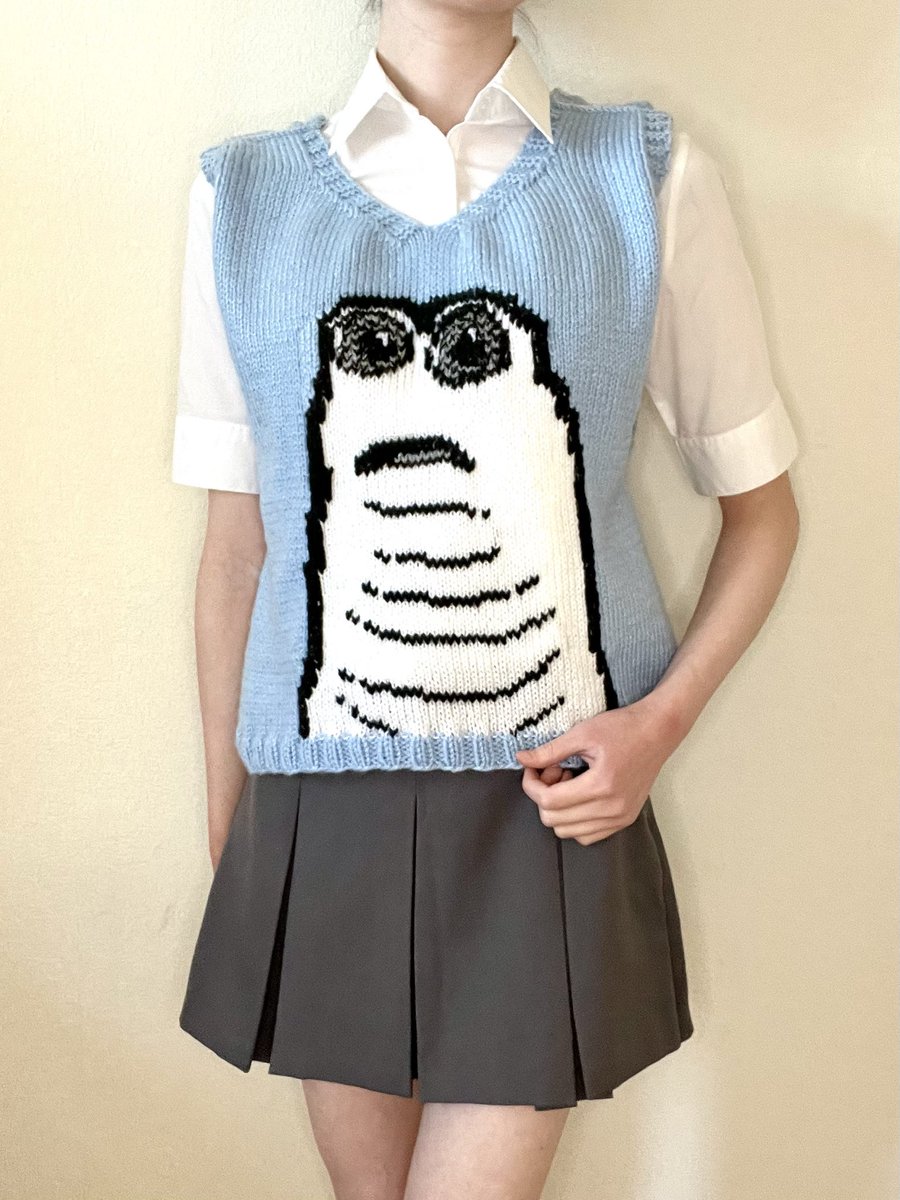 electrick6k6's tweet photo. やっとこさ完成したとこちゃんベスト🧶
グッズが欲しいから編んで作ったよ！
初めてのピクセルアートニットなのでかなり改善点はありますが、最前は尽くしたつもり、、、💭
もしリアルイベントに参加することが出来たら着てきたいな✨

 #所場あにょね 
 #３回見たら４にゅ絵
 #棒針編み https://t.co/K3NqfG8jgJ
