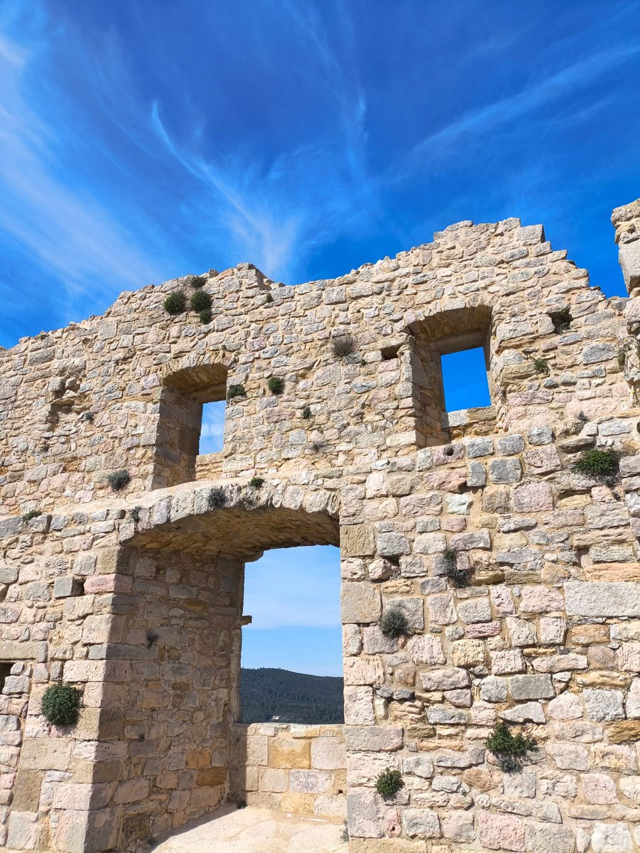 heritiers83's tweet photo. Retour en images sur une réunion de chantier au château du Castellas avec l’architecte du patrimoine Philippe Matonti : travaux d’étanchéité du toit terrasse en bonne progression, réalisation par l’entreprise SMBR. Bonus du jour : une vue imprenable sur la vallée de l’Issole. https://t.co/EaZQBf2Jea
