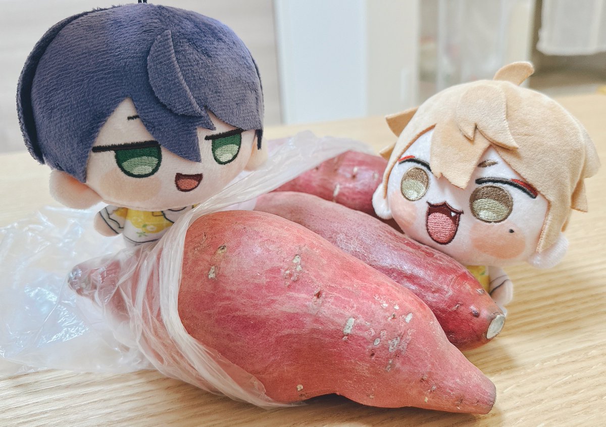 最近ひなつちゃんに貰った食べ物たち🍙

①バレンタインのチョコパン
②苺狩り運転お礼にスーパーで買ってもらったお菓子
③後日貰った運転お礼のチョココロネ
④お裾分けのお芋

パン屋さんじゃんってレベルでめちゃ美味しくて爆速で食べきっちゃった✌🏻開業してくれ！！！