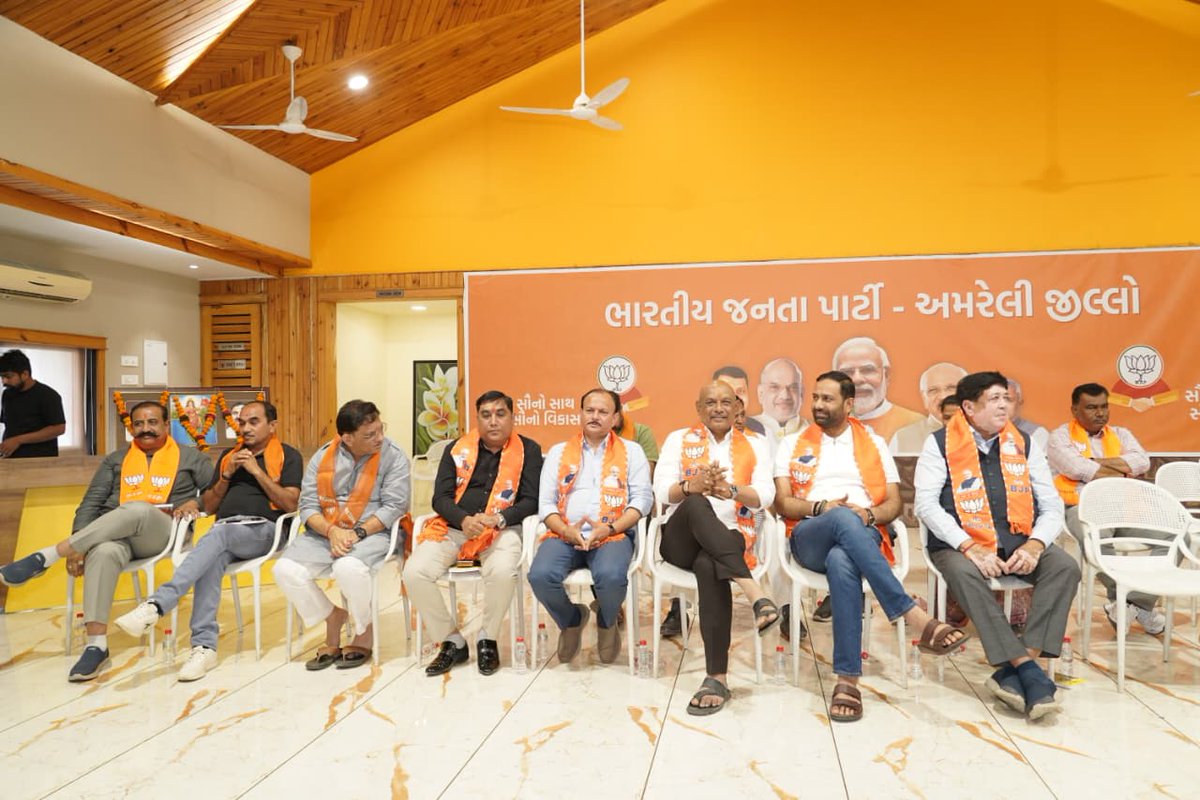 ikaushikvekaria's tweet photo. અમરેલી ખાતે અમરેલી જિલ્લા ભાજપ દ્વારા આયોજિત કાર્યકર્તા બેઠકમાં ઉપસ્થિત રહી કાર્યકર્તાઓ સાથે સંગઠન મજબૂત બનાવવા તેમજ આવનારા સમયમાં જનસેવાના કાર્યોને વધુ ગતિ આપવા અંગે ચર્ચા કરી.

પાર્ટીના સમર્પિત કાર્યકર્તાઓ જ સંગઠનની સાચી શક્તિ છે. તેમની મહેનત અને સમર્પણથી વિકાસ અને જનકલ્યાણના સંકલ્પોને વધુ બળ મળે છે.