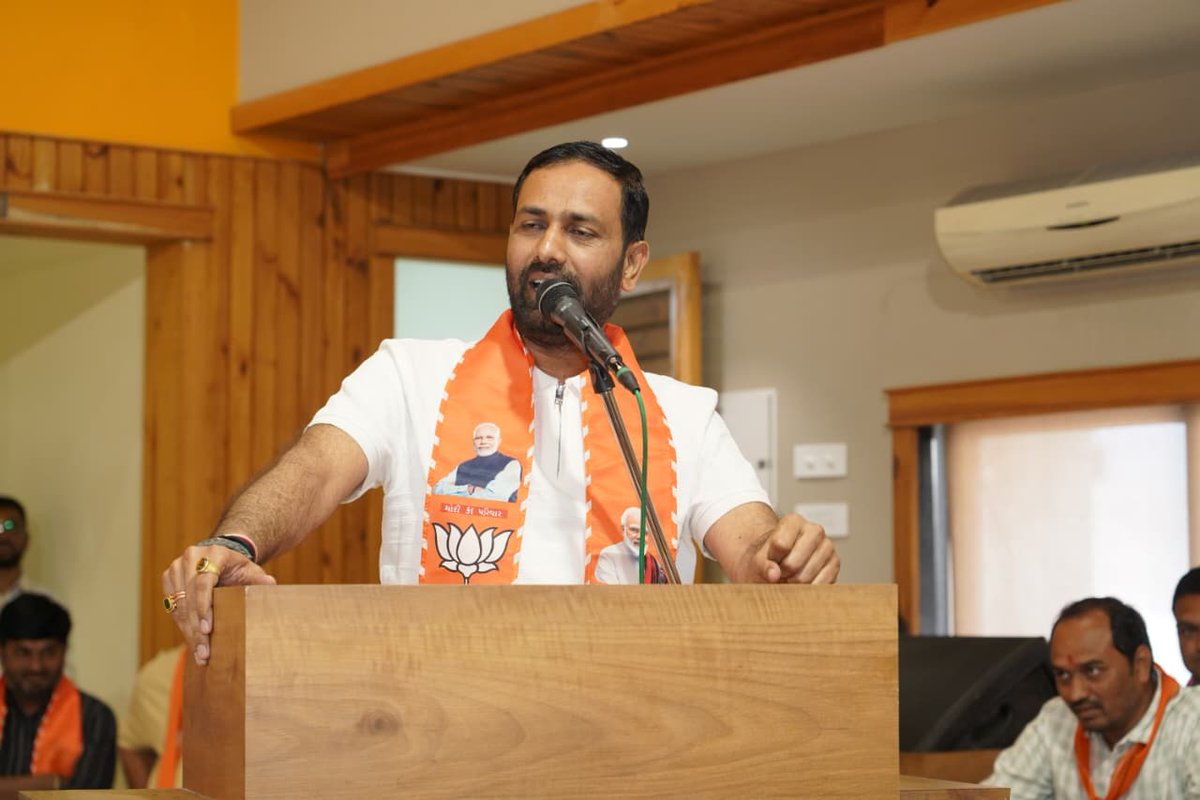 ikaushikvekaria's tweet photo. અમરેલી ખાતે અમરેલી જિલ્લા ભાજપ દ્વારા આયોજિત કાર્યકર્તા બેઠકમાં ઉપસ્થિત રહી કાર્યકર્તાઓ સાથે સંગઠન મજબૂત બનાવવા તેમજ આવનારા સમયમાં જનસેવાના કાર્યોને વધુ ગતિ આપવા અંગે ચર્ચા કરી.

પાર્ટીના સમર્પિત કાર્યકર્તાઓ જ સંગઠનની સાચી શક્તિ છે. તેમની મહેનત અને સમર્પણથી વિકાસ અને જનકલ્યાણના સંકલ્પોને વધુ બળ મળે છે.