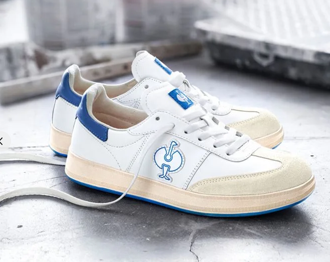 electrodruide's tweet photo. Visiting a german city? Wear steel cap sneakers from Strauss Workwear. They look good and you can break a shinbone with them.🥰 https://t.co/85bs88cvCt