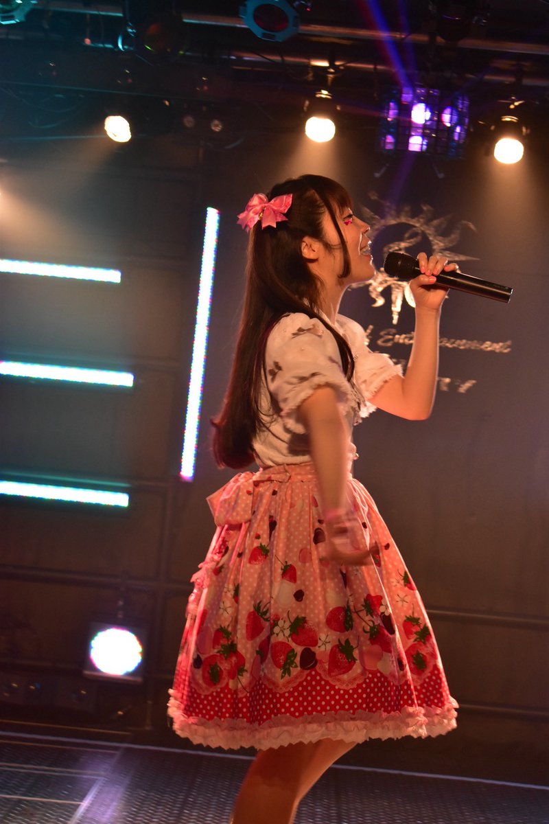 ayatop's tweet photo. 前半の #UTAGE009 パートでは
🎵SHINING LINE*(アイカツ)
🎵Dino Soul(キョウリュウジャー映画)
🎵まばたきの五線譜(キミプリウインク曲)
🎵DAYS of DASH(鈴木このみさん)
を歌わせて頂きました!
わたしこんな髪長かったんだ…!😳w
自分の主催じゃないから←
そっちの責任がなく
伸びのび出来た気がする(笑)
MCはとんだけど🙃(笑)
あと久しぶりのライブ…
体力の衰えを感じました(笑)
いや、昔はもっと動いて歌えたのにな…w
みなさまやっぱプリキュア曲を
欲してた気がするので
次もし出させて頂ける機会があれば
全部プリキュア曲にしようかな🥰(多分)
お写真撮って下さった方も
ありがとうございました!🎶