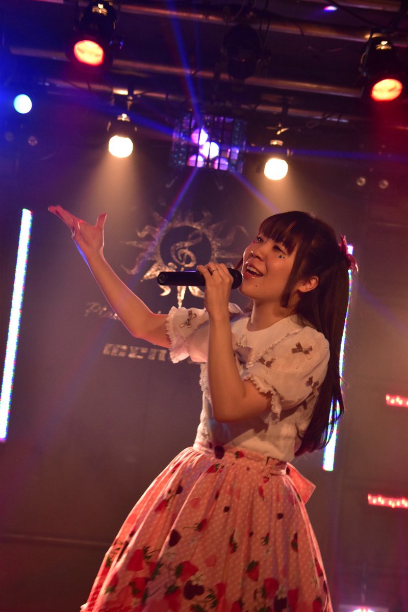 ayatop's tweet photo. 前半の #UTAGE009 パートでは
🎵SHINING LINE*(アイカツ)
🎵Dino Soul(キョウリュウジャー映画)
🎵まばたきの五線譜(キミプリウインク曲)
🎵DAYS of DASH(鈴木このみさん)
を歌わせて頂きました!
わたしこんな髪長かったんだ…!😳w
自分の主催じゃないから←
そっちの責任がなく
伸びのび出来た気がする(笑)
MCはとんだけど🙃(笑)
あと久しぶりのライブ…
体力の衰えを感じました(笑)
いや、昔はもっと動いて歌えたのにな…w
みなさまやっぱプリキュア曲を
欲してた気がするので
次もし出させて頂ける機会があれば
全部プリキュア曲にしようかな🥰(多分)
お写真撮って下さった方も
ありがとうございました!🎶