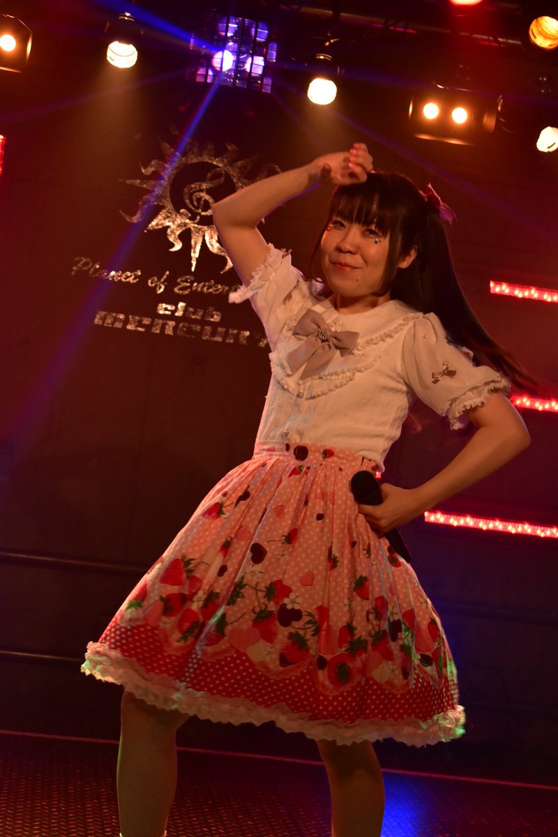 ayatop's tweet photo. 前半の #UTAGE009 パートでは
🎵SHINING LINE*(アイカツ)
🎵Dino Soul(キョウリュウジャー映画)
🎵まばたきの五線譜(キミプリウインク曲)
🎵DAYS of DASH(鈴木このみさん)
を歌わせて頂きました!
わたしこんな髪長かったんだ…!😳w
自分の主催じゃないから←
そっちの責任がなく
伸びのび出来た気がする(笑)
MCはとんだけど🙃(笑)
あと久しぶりのライブ…
体力の衰えを感じました(笑)
いや、昔はもっと動いて歌えたのにな…w
みなさまやっぱプリキュア曲を
欲してた気がするので
次もし出させて頂ける機会があれば
全部プリキュア曲にしようかな🥰(多分)
お写真撮って下さった方も
ありがとうございました!🎶