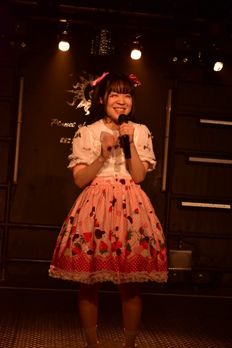 ayatop's tweet photo. 前半の #UTAGE009 パートでは
🎵SHINING LINE*(アイカツ)
🎵Dino Soul(キョウリュウジャー映画)
🎵まばたきの五線譜(キミプリウインク曲)
🎵DAYS of DASH(鈴木このみさん)
を歌わせて頂きました!
わたしこんな髪長かったんだ…!😳w
自分の主催じゃないから←
そっちの責任がなく
伸びのび出来た気がする(笑)
MCはとんだけど🙃(笑)
あと久しぶりのライブ…
体力の衰えを感じました(笑)
いや、昔はもっと動いて歌えたのにな…w
みなさまやっぱプリキュア曲を
欲してた気がするので
次もし出させて頂ける機会があれば
全部プリキュア曲にしようかな🥰(多分)
お写真撮って下さった方も
ありがとうございました!🎶