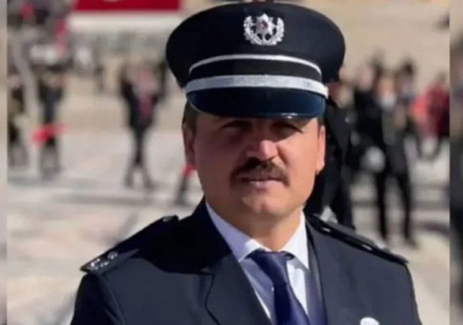 📍Günaydınlar dostlar! Netanyahu, Trump, savaş derken bu olay araya kaynadı.

Emniyet Amiri Birson Ergene, dün Ankara'da boş bir arazide ölü bulunmuştu. Olay için “intihar” dendi, bitti.

— Fakat bugün Ergene'nin yurt dışı görevlendirmesi için girdiği yazılı sınavda birinci olup,