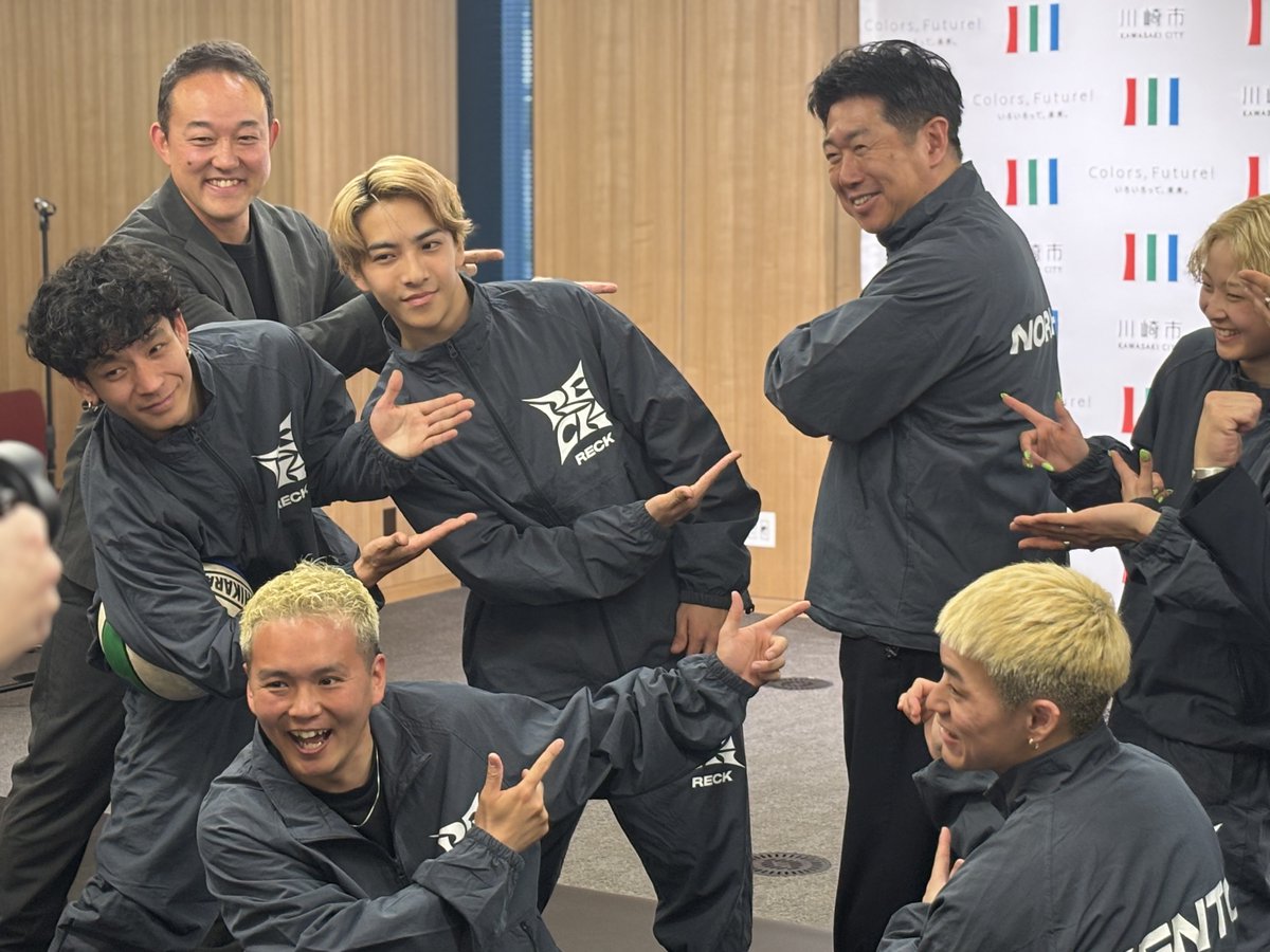 kawasaki_pr's tweet photo. 🎉新チーム結成🎉
川崎にアーバンスポーツチーム #RECK 誕生

メンバーは #ブレイキン #ダブルダッチ #フリースタイルバスケ で、世界レベルの実績があり、将来を担う若手アスリートたち🔥

本日、メンバーとチーム関係者が市長を表敬訪問
最後には3種目をMIXしたパフォーマンスも披露！
2030年に予定されている新アリーナ開業に向け、川崎のスポーツが加速します⚡️

⬇️チームの詳細はこちら！
https://t.co/xa5tOU2Upq