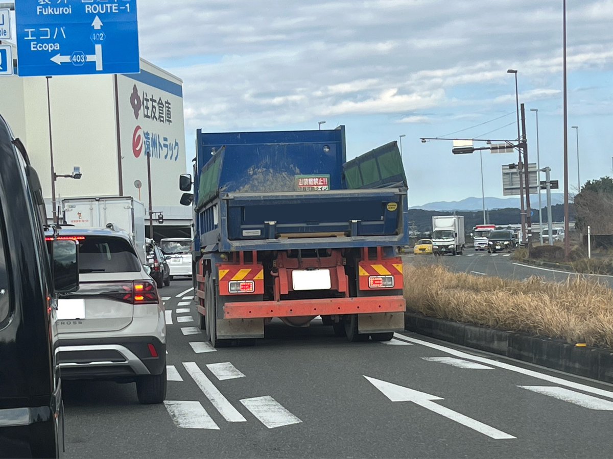 oldsmall660's tweet photo. 最近のテールは
従来の位置に反射板がついて、
その下に汎用テールがつくのね
はじめて見た https://t.co/u3pD8eJI7H