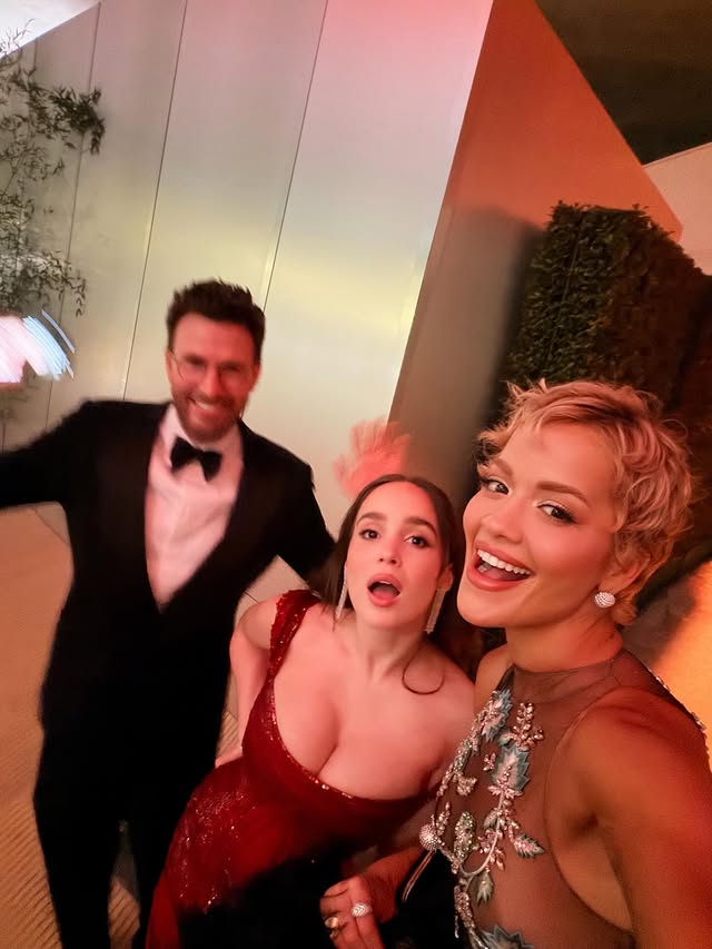 chrisevansfanuk's tweet photo. Chris Evans, Alba Baptista and Rita Ora https://t.co/Er5W0oRCtN