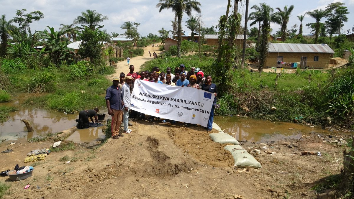 Nashiriki2's tweet photo. Guérir pour reconstruire la paix.
En Ituri, 480 personnes ont participé à des sessions de guérison des traumatismes à Mambasa, Irumu et Djugu.
Un pas essentiel pour restaurer la confiance, renforcer la cohésion sociale et bâtir la paix, cœur après cœur. @SFCG_ @UNITAR https://t.co/X90KOyjkCI