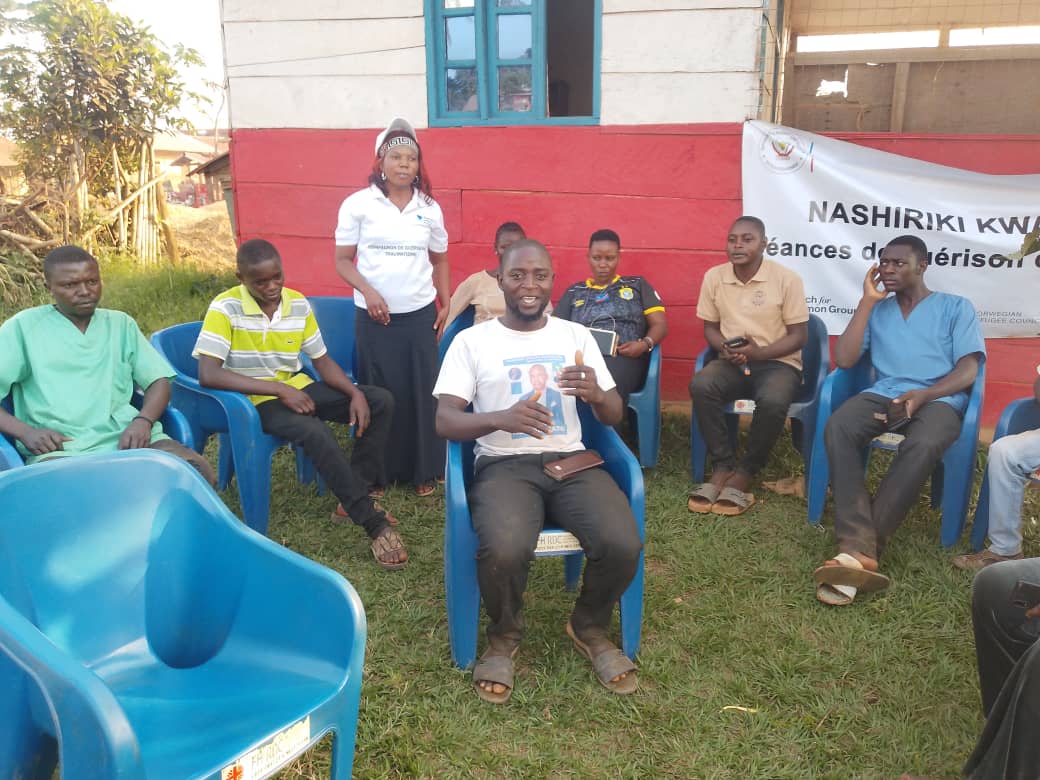 Nashiriki2's tweet photo. Guérir pour reconstruire la paix.
En Ituri, 480 personnes ont participé à des sessions de guérison des traumatismes à Mambasa, Irumu et Djugu.
Un pas essentiel pour restaurer la confiance, renforcer la cohésion sociale et bâtir la paix, cœur après cœur. @SFCG_ @UNITAR https://t.co/X90KOyjkCI