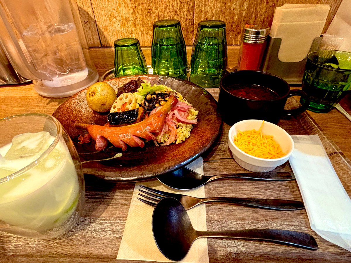 一人旅の〆はカレーでした。
キウイのラッシーめっちゃ美味しかった！🥝