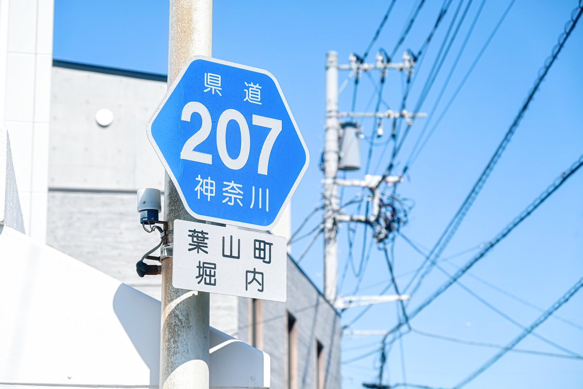 ln2119's tweet photo. 空の青に溶けて、残った余韻を掬うんだ。 https://t.co/qvbcRtUcBE