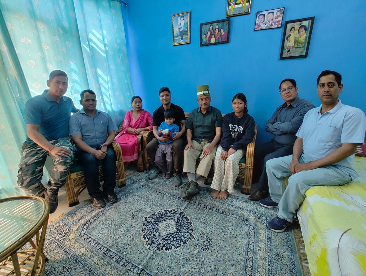 ColAjayKothiyal's tweet image. आज टीम के प्रमुख सदस्य सुनील घर्ती मगर (माठू)  के घर पर भोजन पर उनके पूरे परिवार से मिलना हुआ और परिवार के साथ पारिवारिक बातचीत का आनंद लिया।
#ajaykothiyal #TeamBonding #FamilyTime #Gratitude #Togetherness #Memories #Hospitality #TeamSpirit #GoodMoments