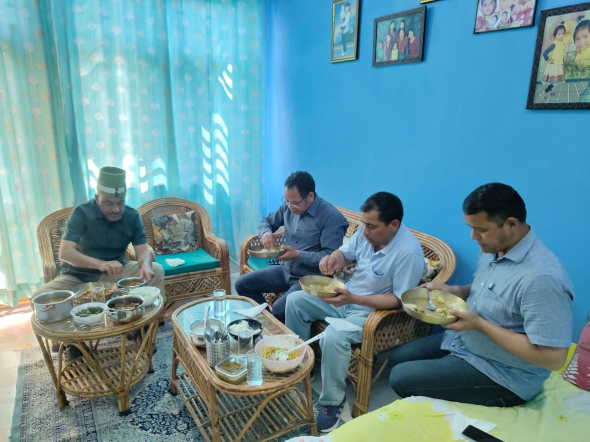 ColAjayKothiyal's tweet image. आज टीम के प्रमुख सदस्य सुनील घर्ती मगर (माठू)  के घर पर भोजन पर उनके पूरे परिवार से मिलना हुआ और परिवार के साथ पारिवारिक बातचीत का आनंद लिया।
#ajaykothiyal #TeamBonding #FamilyTime #Gratitude #Togetherness #Memories #Hospitality #TeamSpirit #GoodMoments