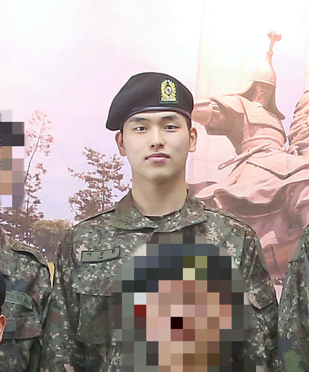 Lee Seunghwan (ONLEE) with his military training cohort. 

#ONLEE #이승환 #온리