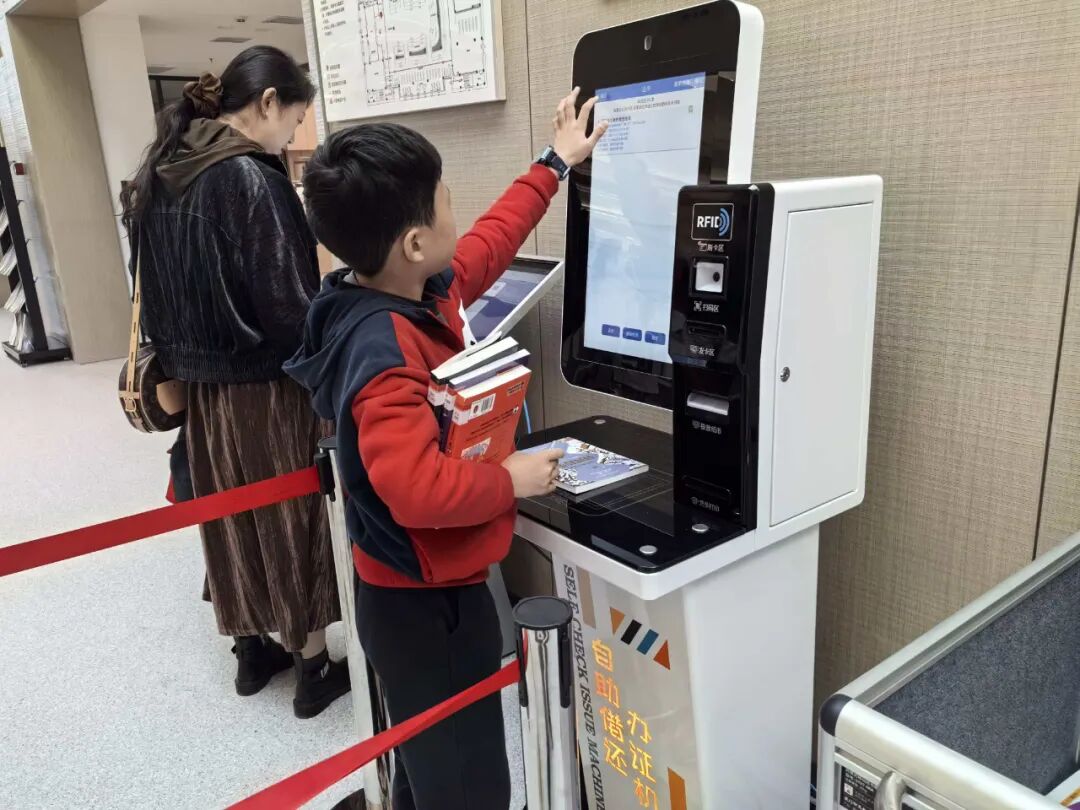 intechiwb's tweet photo. Jiuquan City Library added a suite of Intech’s intelligent equipment powered by #AI and #RFID to create a smarter library space.

#INTECH #AIinventoryrobot #selfcheckkiosk #smarterlibrary #SilkRoad #NavigationPositioningRobot

Learn the full story: https://t.co/ka7vqeOjbY https://t.co/lhnI7vymmj