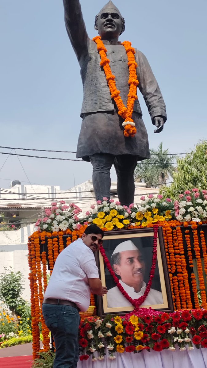 Avnendra99's tweet image. उत्तर प्रदेश के पूर्व मुख्यमंत्री श्री हेमवती नंदन बहुगुणा जी की जयंती पर राज्य योजना आयोग में पुष्प अर्पित करने का सौभाग्य प्राप्त हुआ।
#UPGovernment 
#PlanningCommission 
#statetransformation