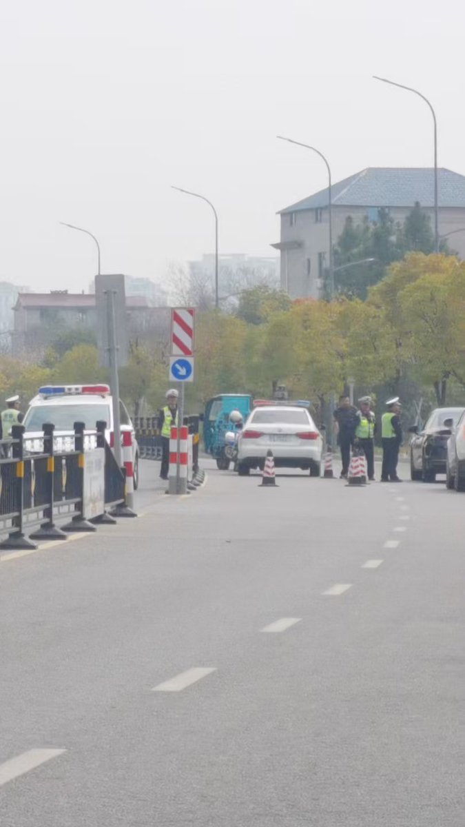 PengPeng616121's tweet photo. 一位年轻人准备好好做事情的结果中共狗被扣了车子，罚光最后两百块钱最后直接躺平啥也不想干了。哈哈哈哈哈哈哈 https://t.co/sBLninQYw4