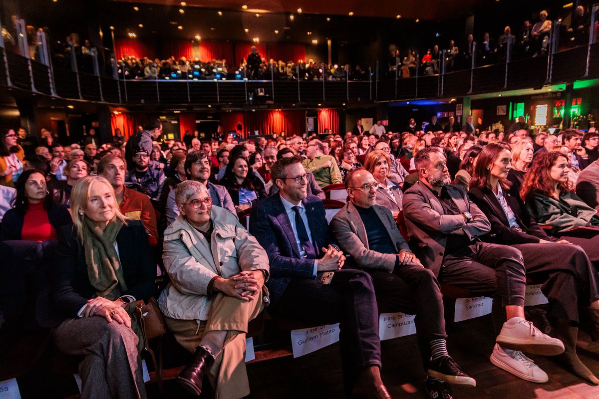 Ostres quina passada ahir als #60anysTEB ! 
Vaig sortir amb el cor ple: la cançó que han fet entre tots/es és brutal, la gent ballant, rient, plorant d'emoció...  
60 anys fent camí perquè ningú quedi enrere. Molt content d’haver-hi.
Visca el TEB i visca la diversitat! 🥹🎉