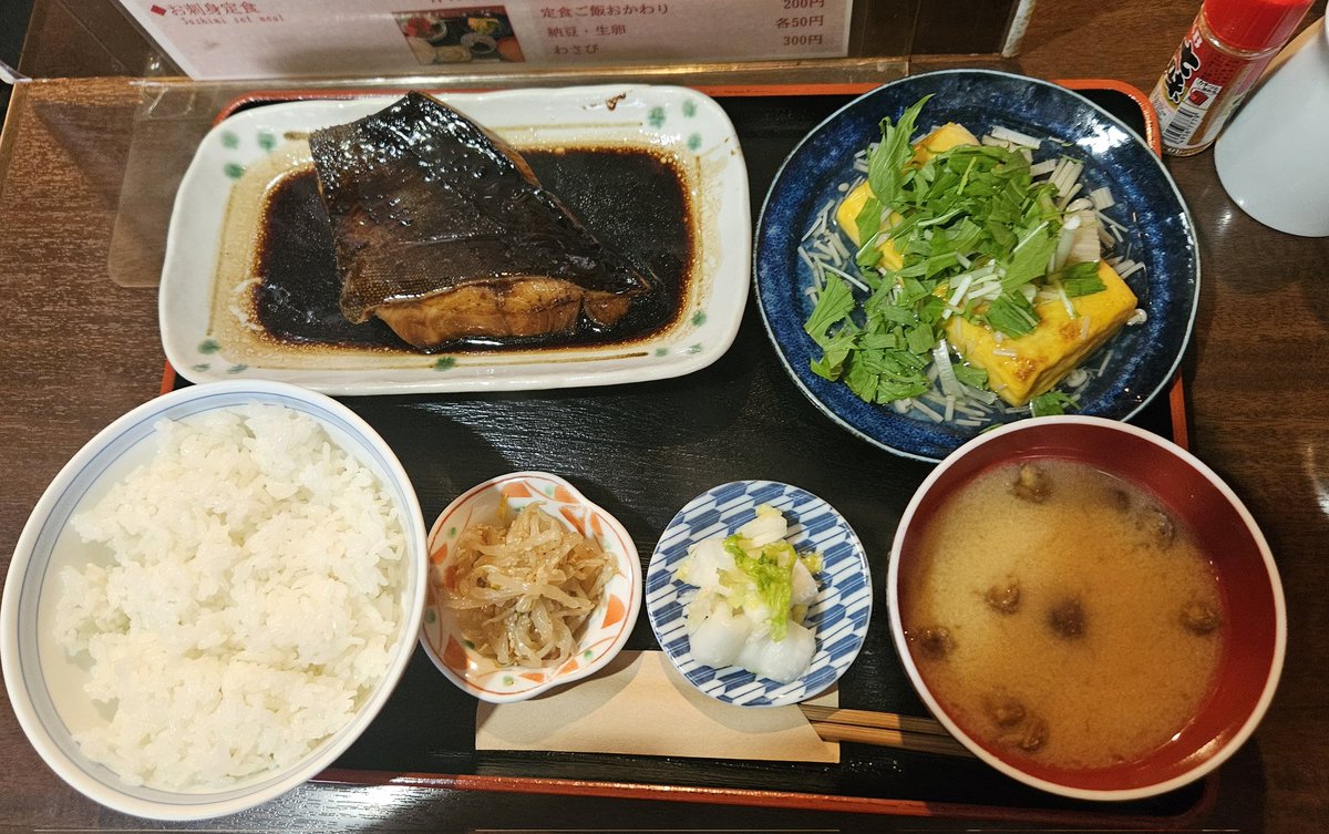 phakchirm's tweet photo. 推しの舞台で明治座へ。マチネだとお昼ご飯がいつも楽しみ。今回は観劇した三回とも浜町の違う和食のお店で煮魚定食をいただきました。魚がしみじみ美味しいって幸せ https://t.co/XrotfJyc9Q