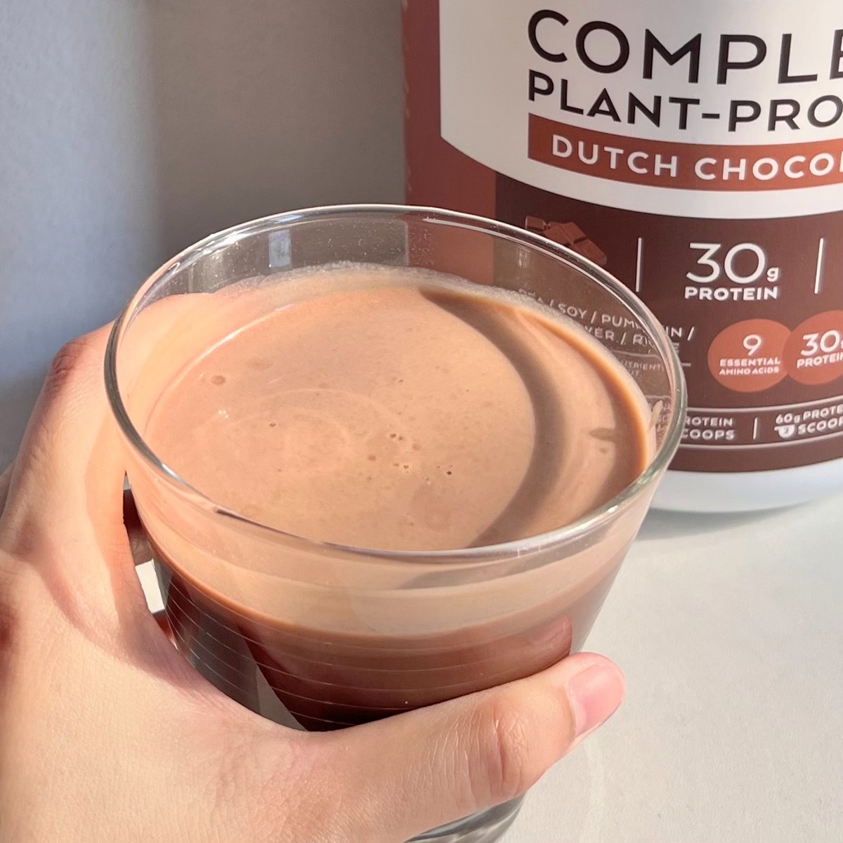 ถูกใจคนไม่มีเวลาแต่อยากดูแลตัวเองสุดๆ อันนี้คืออร่อยแบบงงมาก Complete Plant Protein ของ Plantea รส Chocolate กลิ่นโกโก้หอมชัดมาก รสเข้มกำลังดี นัวๆ ละมุนๆ ไม่หวานเลี่ยน แล้วก็ไม่ฝืดคอเลย ดื่มง่ายมาก กินได้ทุกวันจริงๆ นี่ลองชงกับนมดู คือเข้ากันเกินคาด ยิ่งหอม ยิ่งละมุน