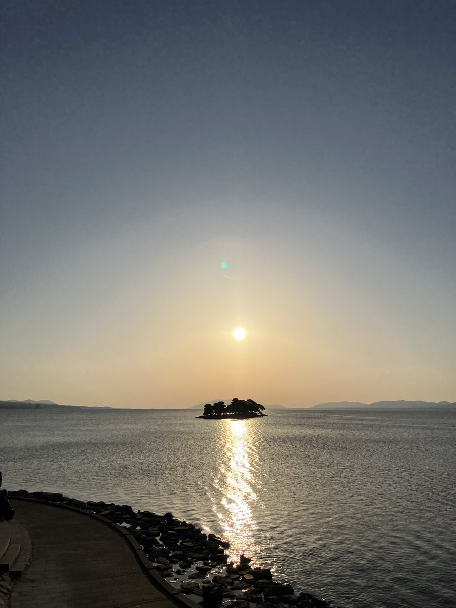 風は冷たいけれど
太陽の暖かさを感じる湖畔
 #松江市  #島根県  #宍道湖  #嫁ヶ島  #イマソラ