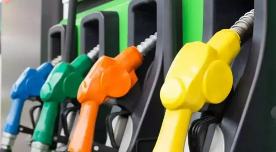 Körfez'deki savaşın faturası bir kez daha akaryakıt istasyonlarına kesildi. Bu gece yarısı benzine gelecek 2 lira 17 kuruşluk artışın, eşel mobil sistemi sonrası pompaya yansıması 54 kuruş olacak.
yankigazetesi.com/haber-depolari…

#akaryakıt #benzin #netanyahu #salı