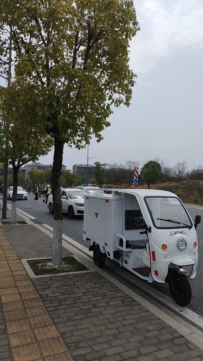 PengPeng616121's tweet photo. きちんと仕事をしようと決意した若い男が、中国共産党の手先に車を押収され、最後の200元を罰金として徴収され、結局何もしたくないと寝転がってしまった。ハハハハハハ https://t.co/EpbhPgaEMB