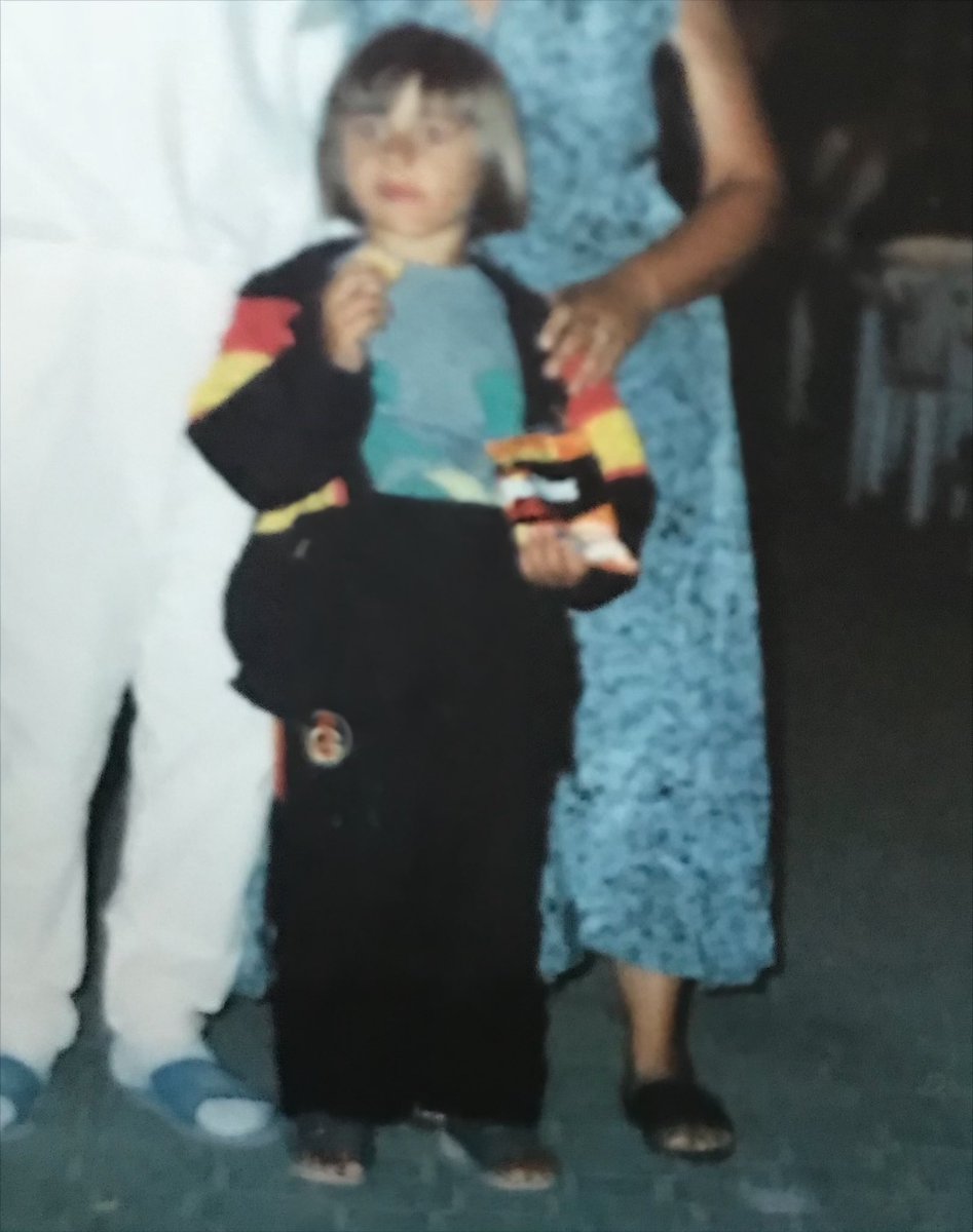 Millet çocukluğundan süslü püslü pozlar atarken benim kombin: GS eşofman + cips 💛❤️