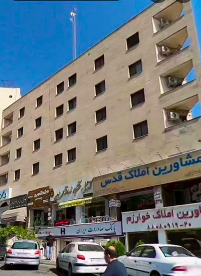 beehnam's tweet photo. جلسه فرماندهان سپاه و بسیج روز گذشته در این ساختمان تجاری و مسکونی خیابان زرافشان شهرک غرب هدف قرار گرفت.
نام نخستین کسی که اعلام شده، غلامرضا سلیمانی، فرمانده بسیج است.
جنایتکار کسی است که از کار و زندگی مردم پوشش دفاعی می‌سازد. https://t.co/KAXOU5Ydqa
