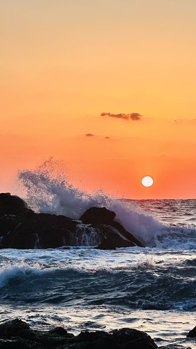 agogotoken's tweet photo. 五島列島の夕陽です
波打ち際まで寄って撮りました
気温が下がると空が赤々と燃えてるようです https://t.co/3qQnepinOx