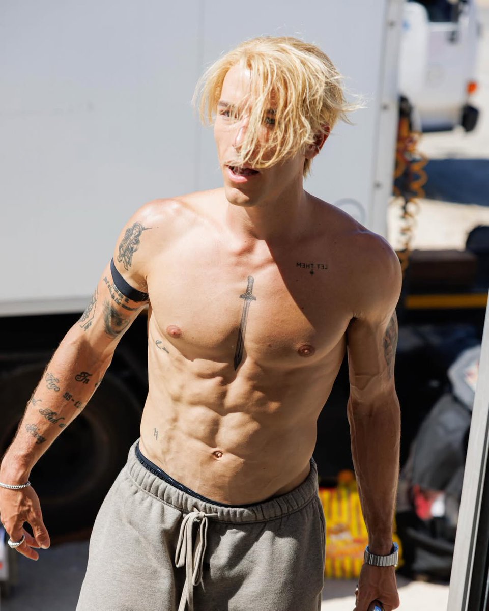 Taz Skylar daily tweet media