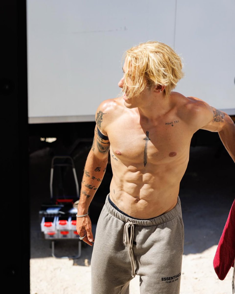 Taz Skylar daily tweet media