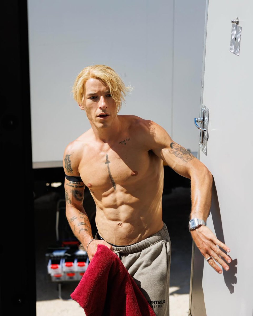 Taz Skylar daily tweet media