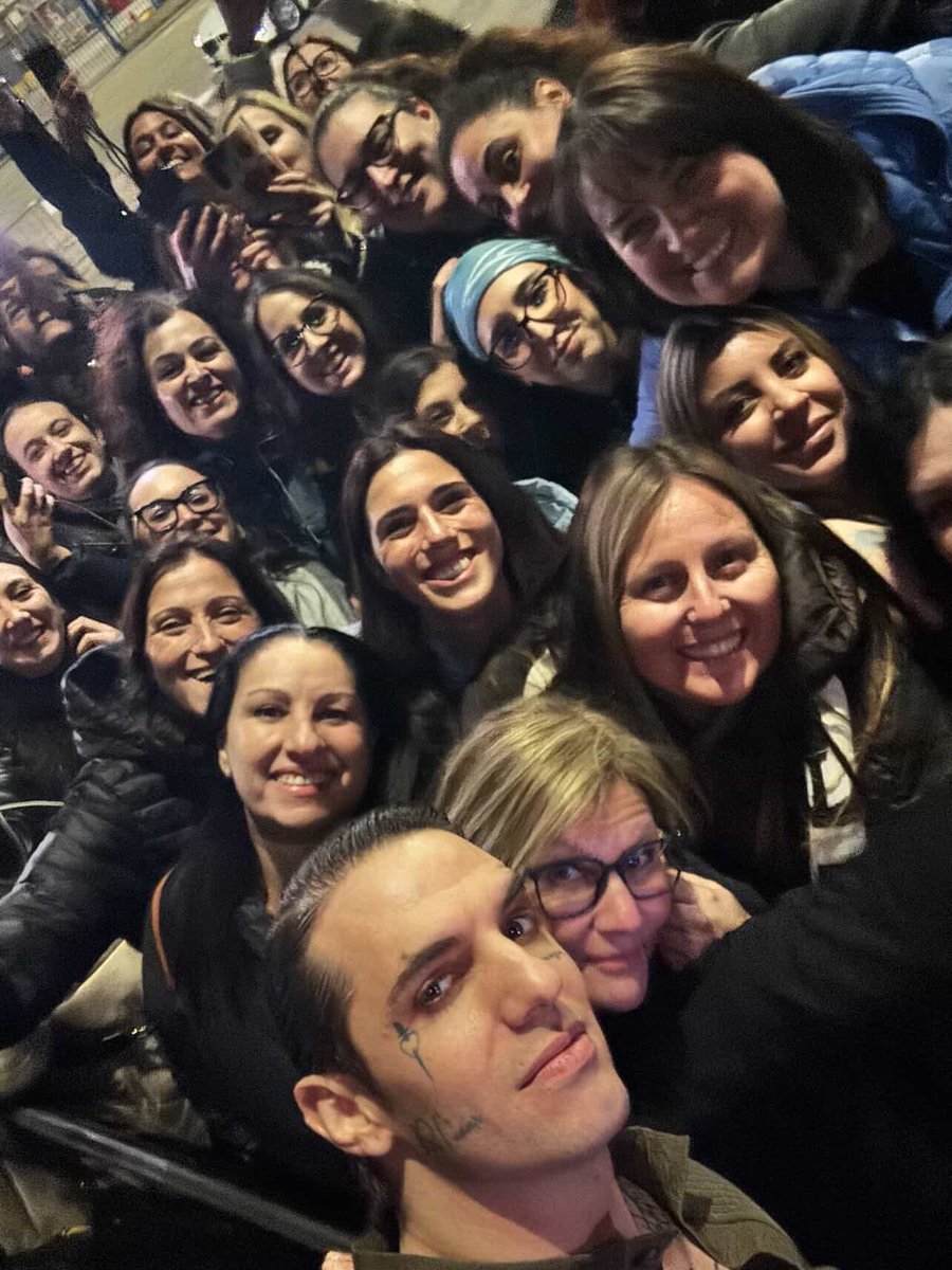 sali_roberto's tweet photo. Achille Lauro con i fan a Milano https://t.co/Dtzx3yl6dv