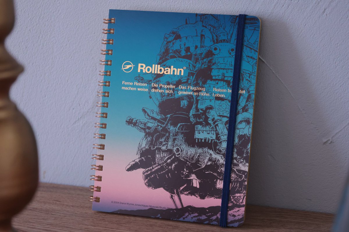 ghibli_dongurep's tweet photo. ⭐新商品⭐

Rollbahn(ロルバーン)より
「ハウルの動く城」の新柄が登場✨

存在感を感じさせるハウルの城。
静かに夕日が沈んでいくような
グラデーションも美しいデザイン🌄
#どんぐり共和国 https://t.co/rYJI38rRGV
