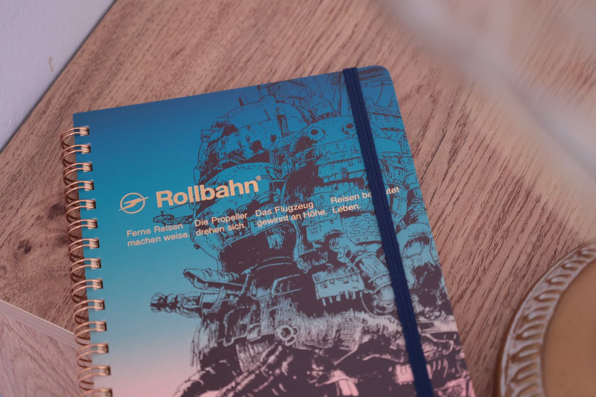 ghibli_dongurep's tweet photo. ⭐新商品⭐

Rollbahn(ロルバーン)より
「ハウルの動く城」の新柄が登場✨

存在感を感じさせるハウルの城。
静かに夕日が沈んでいくような
グラデーションも美しいデザイン🌄
#どんぐり共和国 https://t.co/rYJI38rRGV