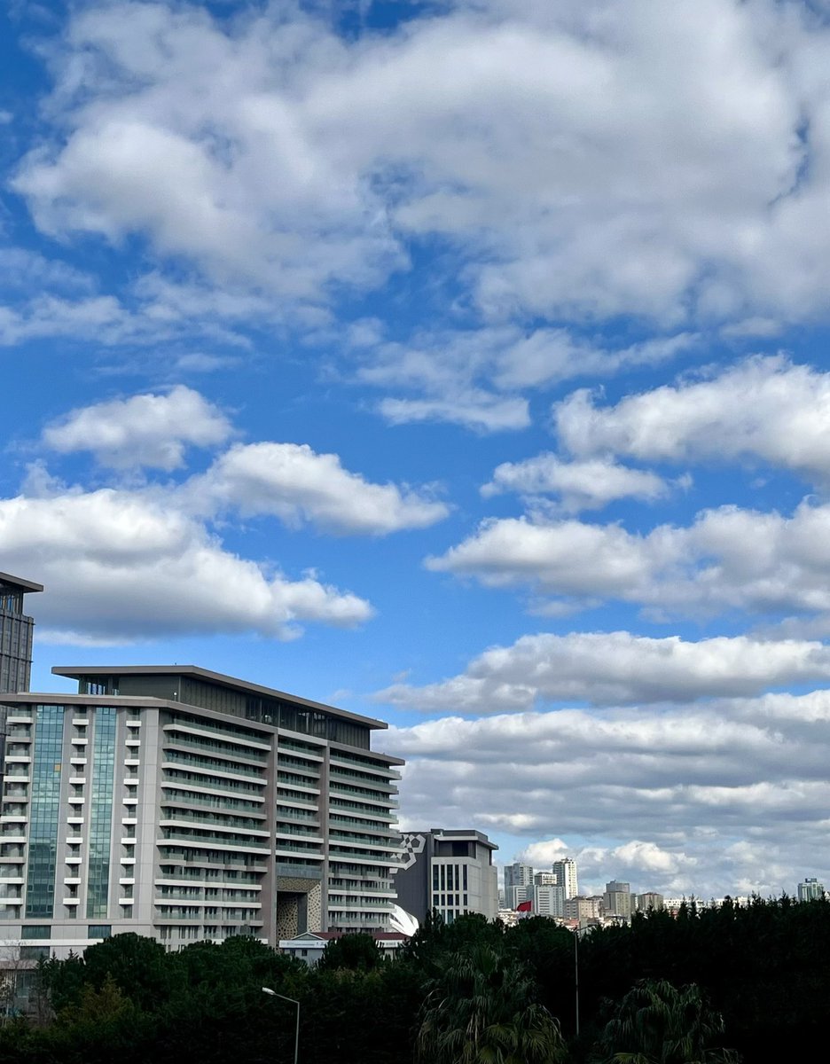 아침에 일어나서 커튼을 걷었는데 구름이 너무 예쁘게 피어있었어☁️🤍💙난 구름있는 하늘이 더 예쁘더라