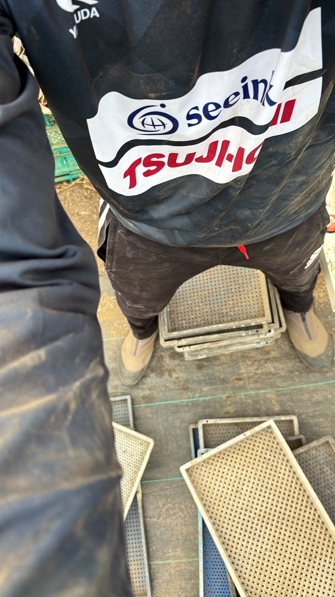 s_0506_'s tweet photo. サッカー選手を引退してからはずっとやりたかった農業をはじめました👨‍🌾

毎日、青空の下で長野県の綺麗な空気吸って、土埃と花粉と紫外線を浴びまくってめちゃくちゃ楽しいです🔥

種から芽が出て葉が出来て、すくすく成長していく作物と共に、サッカーの時と同様、泥臭く頑張ります💪

#農業最高 https://t.co/RSiYq63f6u