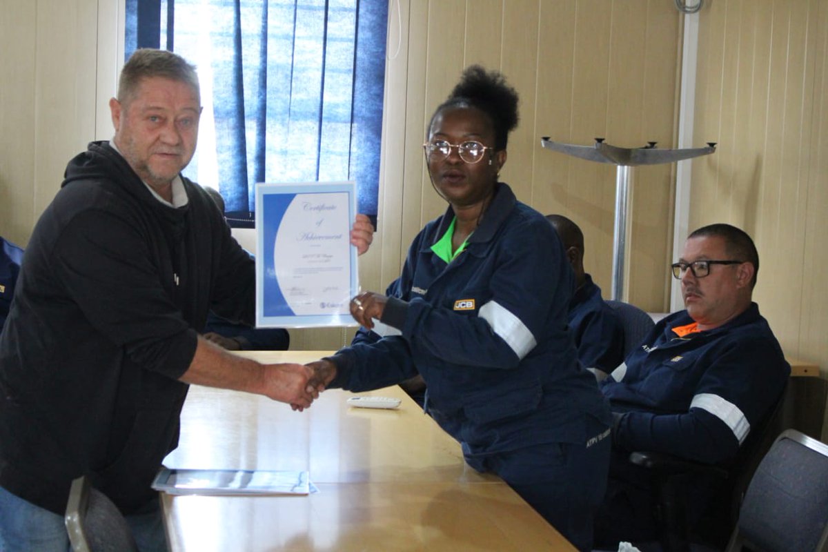 SANDF_ZA's tweet photo. #DODLogisticsDivision Article || #RegionalWorksUnitMpumalanga, closes its High Voltage Practical training with enthusiasm and high hopes.
https://t.co/n6zFZR5I4c
#SANDF https://t.co/4CIPqHvJ5b