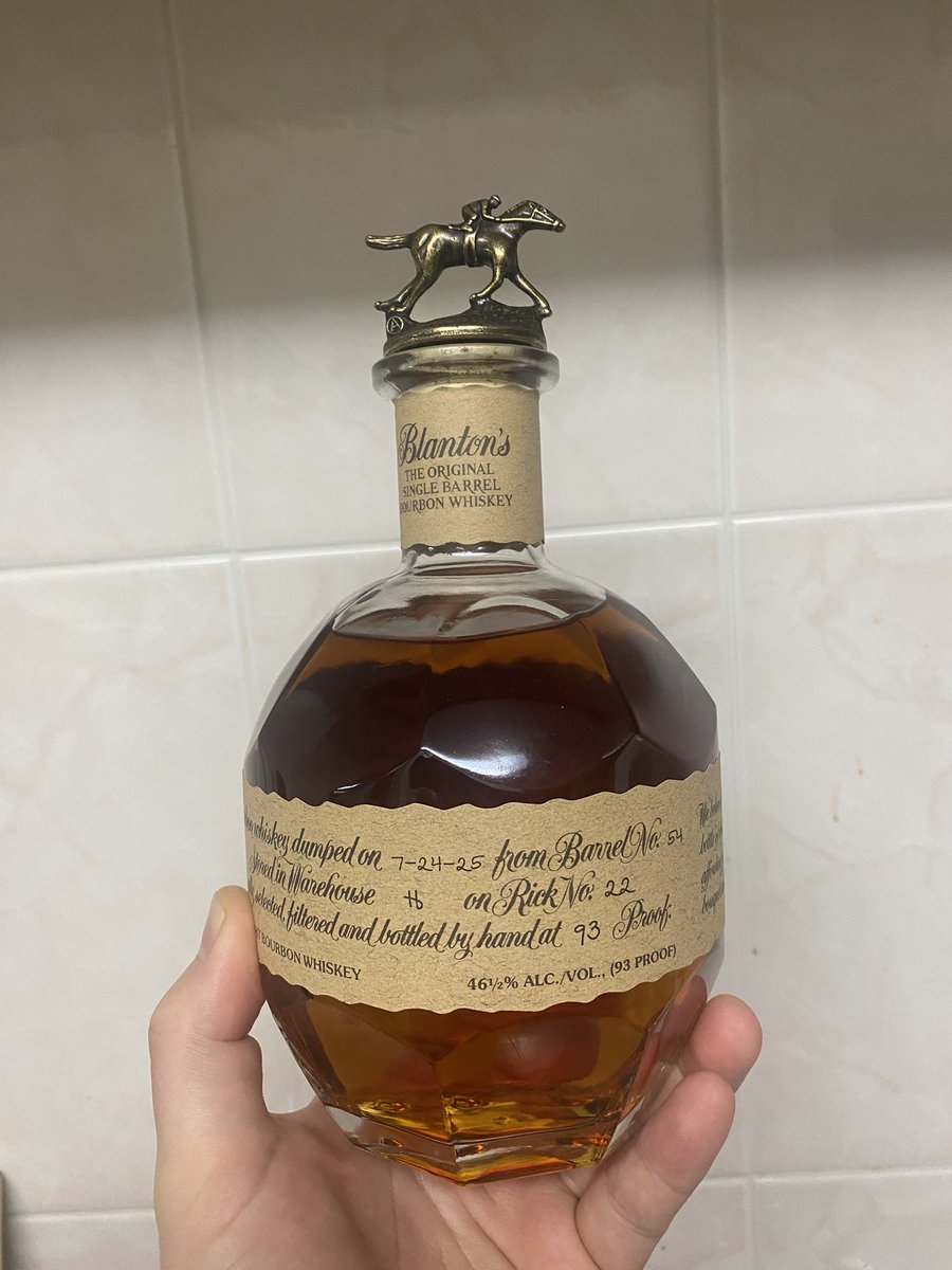 GEN57539946's tweet photo. 夜な夜な開栓🥰(3月17日　深夜1時)
うまいっっ！！

#ウイスキー
#Blanton’s https://t.co/oo71yBYScp