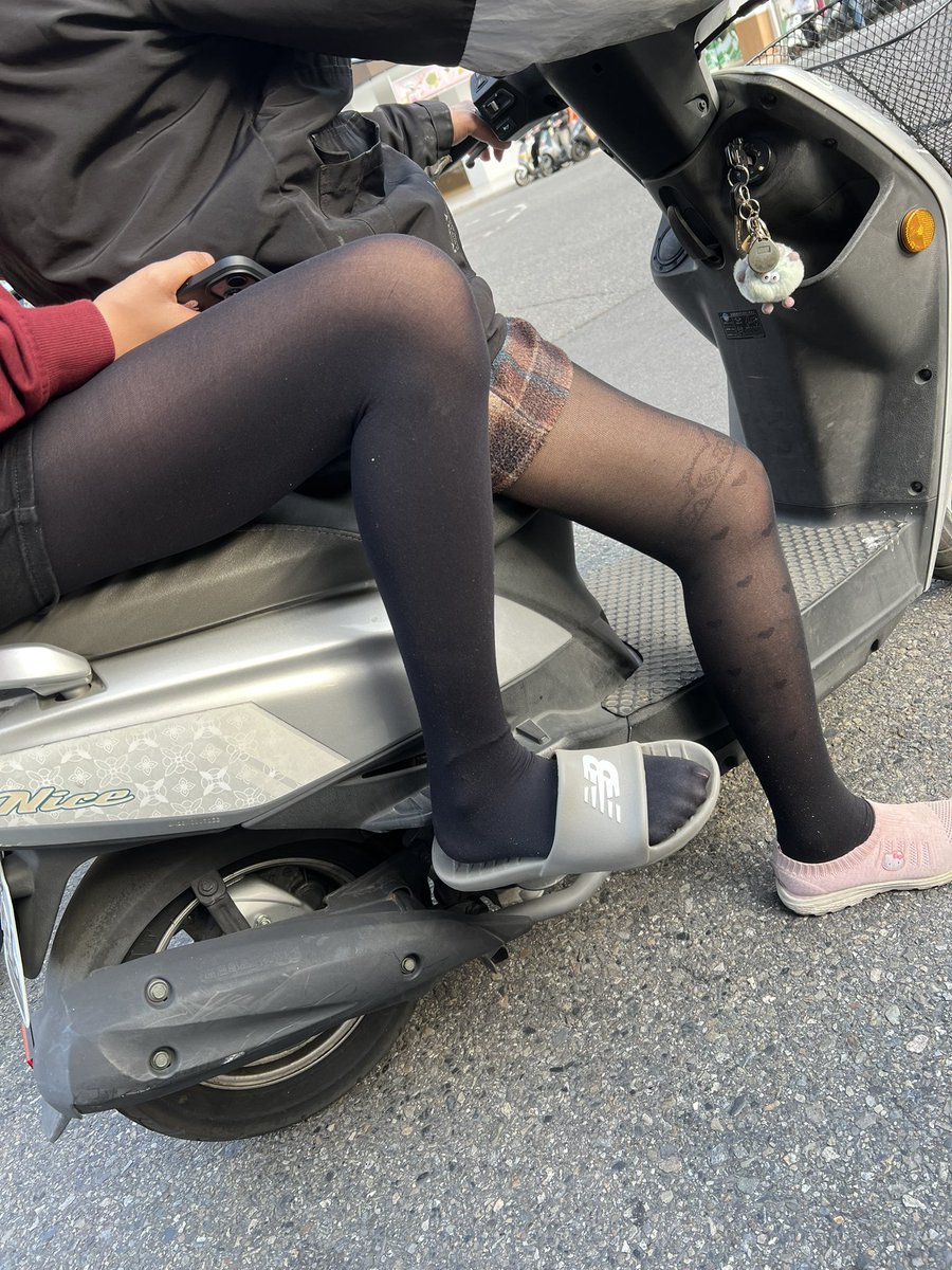 ku808809's tweet photo. 剛出爐還熱的，雙黑絲腿。真想來個母女丼😎 https://t.co/PuzyleBmF0