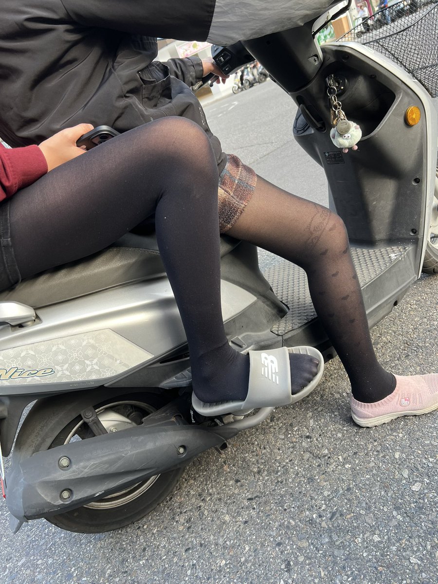 ku808809's tweet photo. 剛出爐還熱的，雙黑絲腿。真想來個母女丼😎 https://t.co/PuzyleBmF0